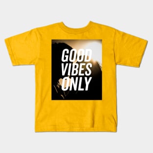 Good vibes couple kissing shirt Kids T-Shirt